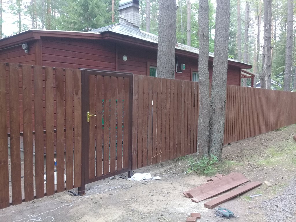 Забор из деревянного штакетника на сваях