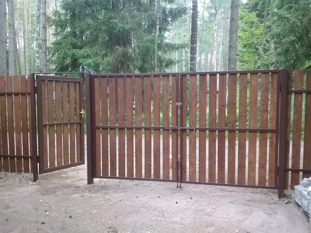 Деревянный забор штакеткником