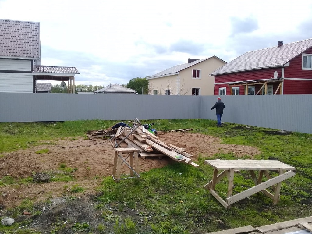 Забор из профнастила для ограды территории